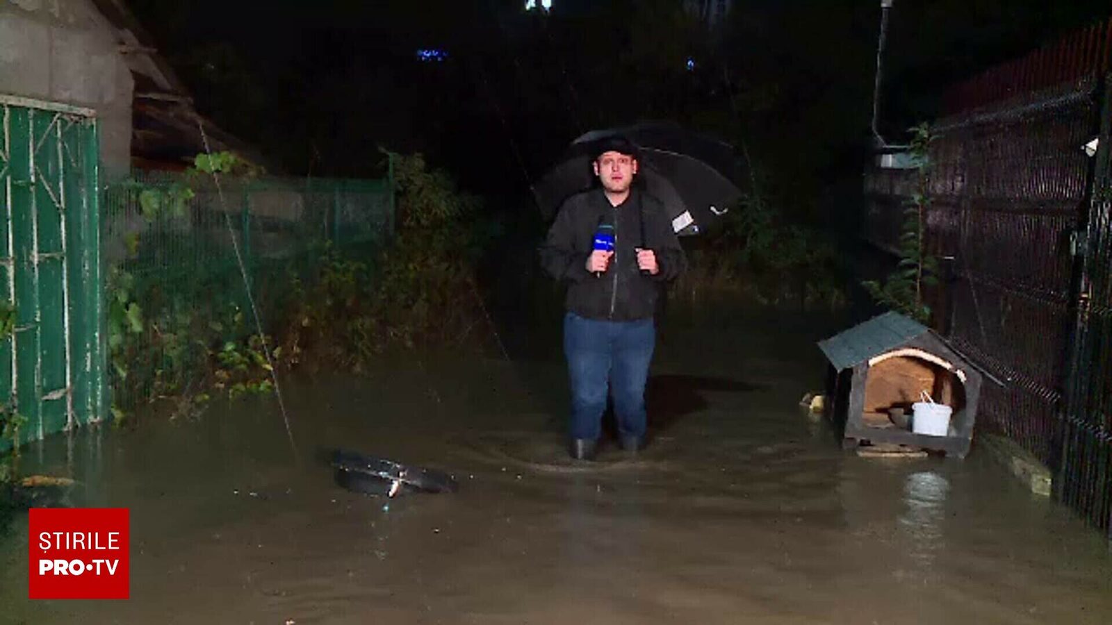 Periferia Bucureștiului inundată, capacele canalelor plutind sub Cod Roșu.
