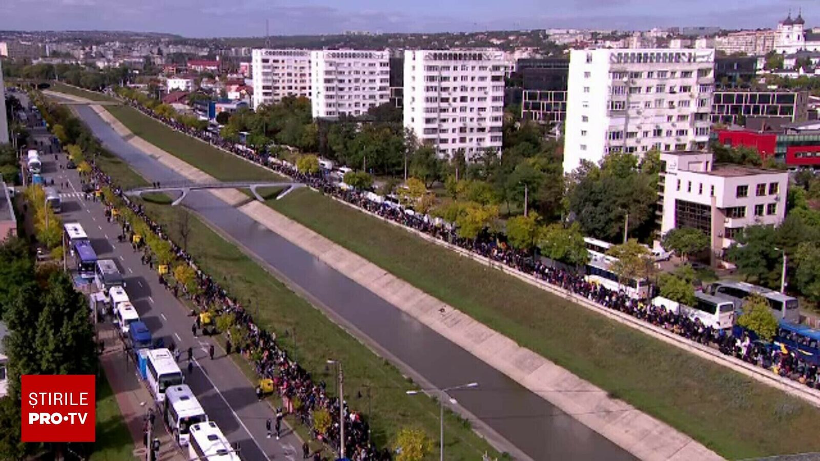 Pelerinaj la Iași: Coada la racla Sfintei Parascheva trece de 5 km, o fetiță se roagă să nu-i fie frică.