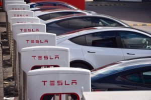 Tesla în fața controversei după ce mașinile autonome au traversat pe roșu și au circulat contrasens