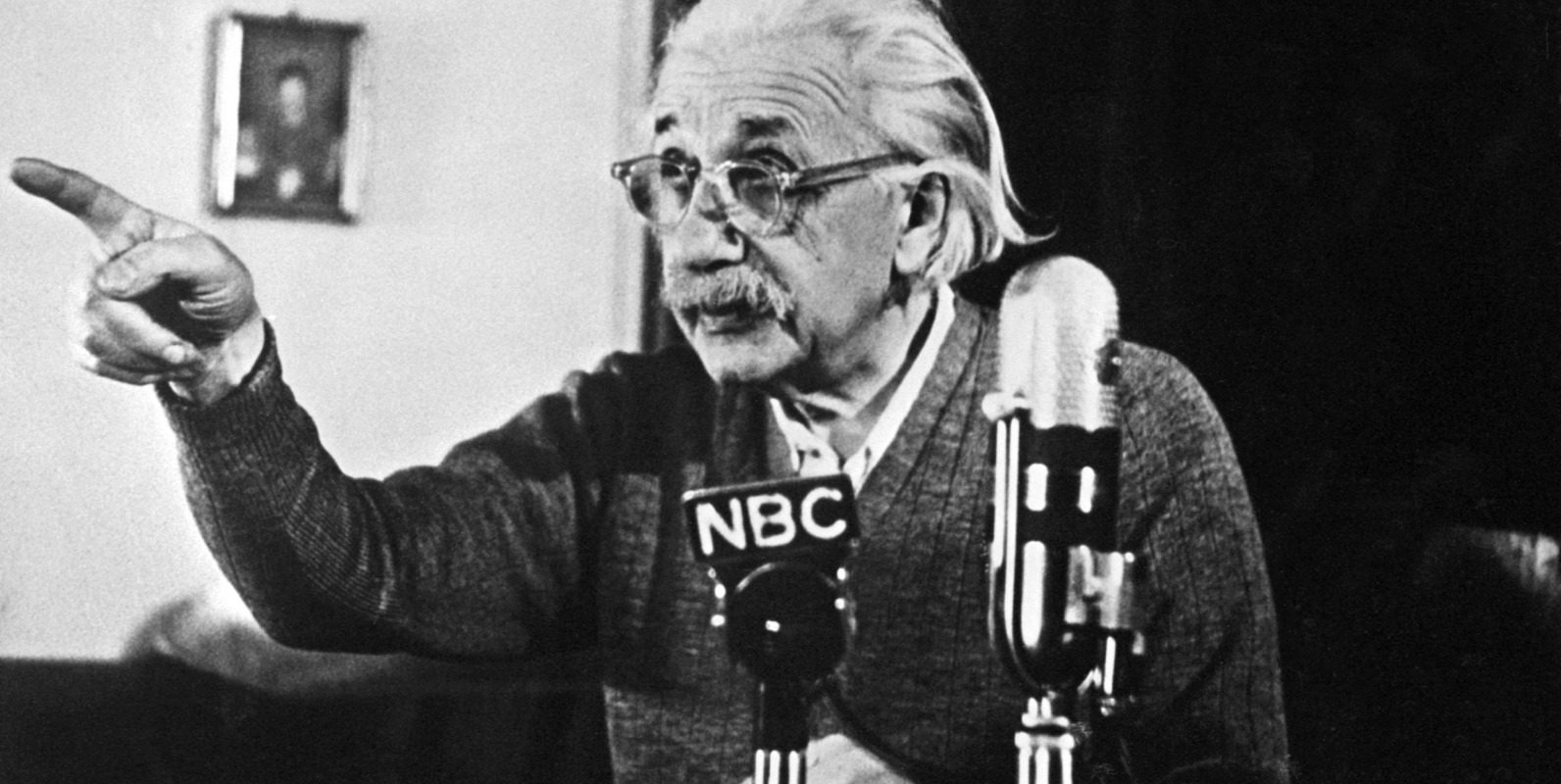 AFP__20010824__APP2001012403922__v1__HighRes__BioEinsteinHeadshotPipe.jpg