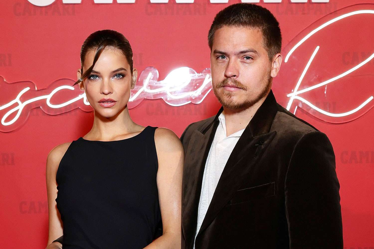 [ad_1] Ce trebuie să știm Dylan Sprouse a anunțat că soția sa, Barbara Palvin, și-a fracturat piciorul cu patru săptămâni înainte de a participa la Victoria’s Secret Fashion Show 2025