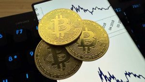 Trump afectează Bitcoin și Ethereum, cauzând prăbușirea rapidă a pieței criptomonedelor