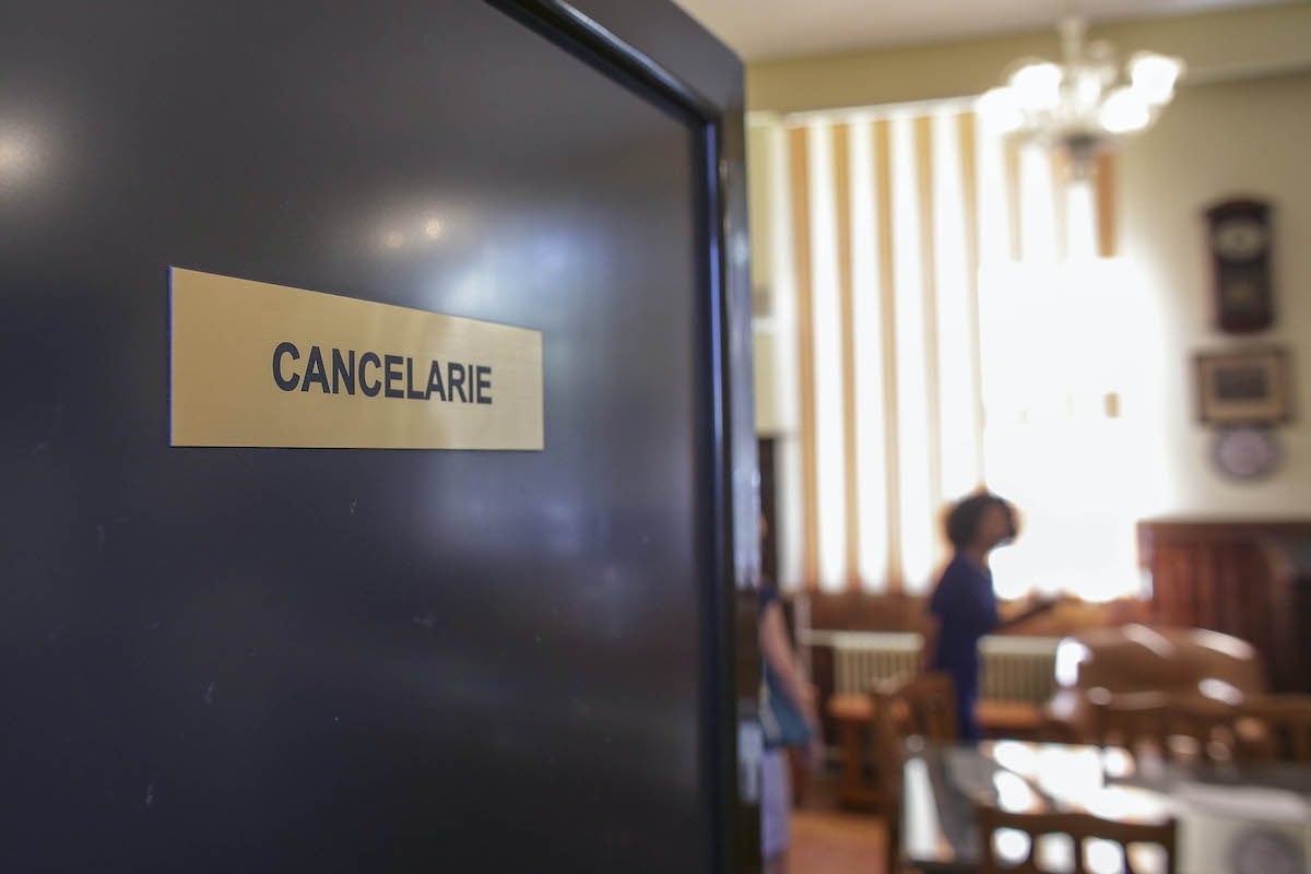 Cancelarie-scoala-profesori-catalog-Foto-INQUAM-Photos-Octav-Ganea.jpg