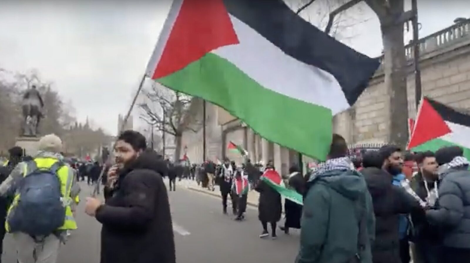 [ad_1] Zeci de mii de oameni au ieșit sâmbătă în centrul Londrei pentru a protesta în favoarea unei „paci echitabile” în Fâşia Gaza, exprimându-și angajamentul de a continua demonstrațiile pentru drepturile palestinienilor, chiar și după ce s-a convenit încetarea focului, ceea ce a adus o anumită ușurare, dar și scepticism cu privire la viitor