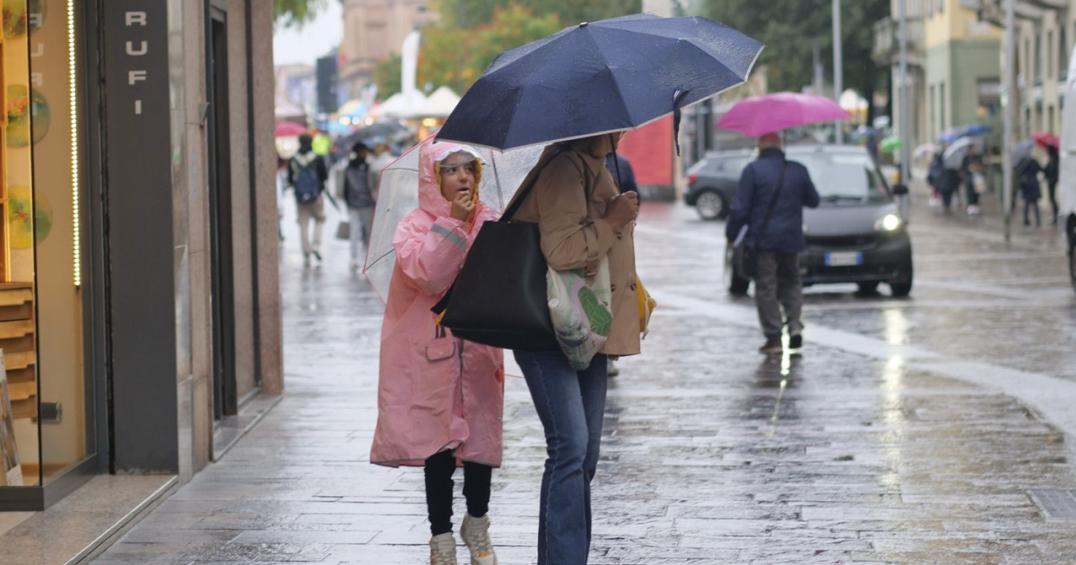 Cât vor mai dura ploile și frigul în România. Prognoza meteo pentru luna octombrie