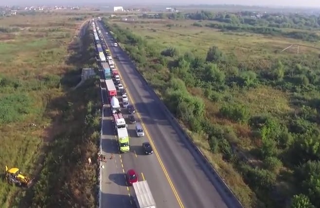 [ad_1] Șase persoane au fost ranite și transportate la spital cu traumatisme multiple după ce un autocamion și un microbuz s-au ciocnit pe centura Capitalei, în zona apropiată de Mogoșoaia, conform informațiilor transmise de surse din poliție