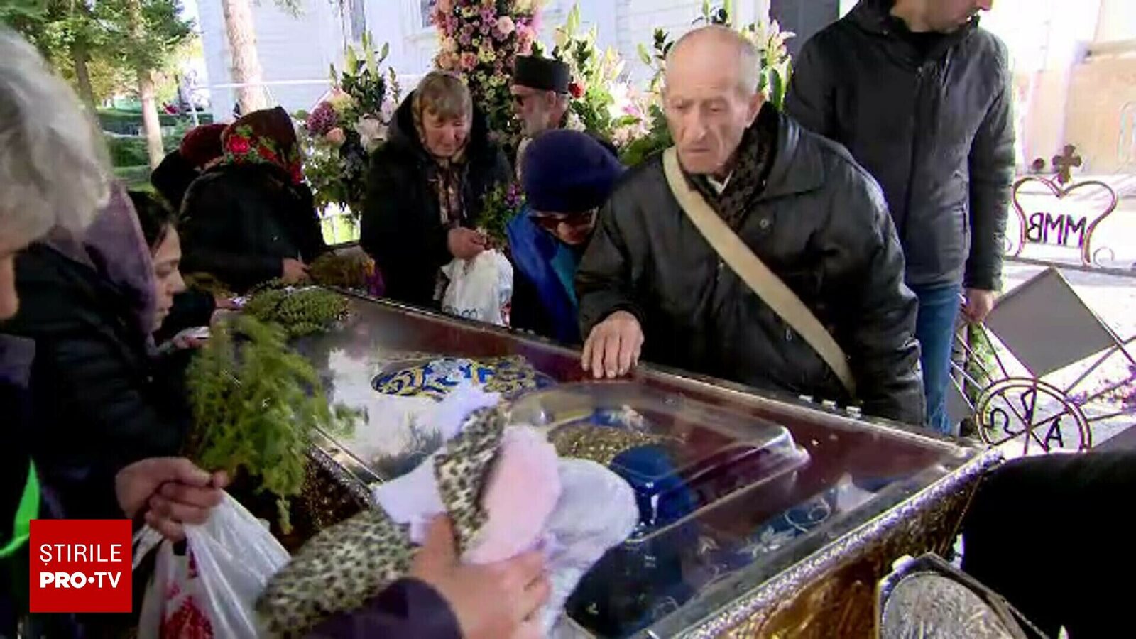 Credincioșii au stat la cozi lungi pentru a se ruga la Sfânta Parascheva: ”Eram în căutarea unui miracol”.