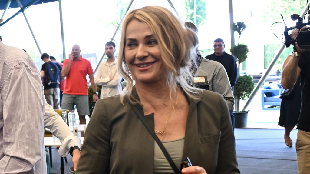 Cum-a-fost-primita-Nadia-Comaneci-de-mama-sa-la-revenirea-in-Romania.jpg