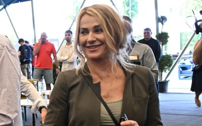 Cum-a-fost-primita-Nadia-Comaneci-de-mama-sa-la-revenirea-in-Romania.jpg