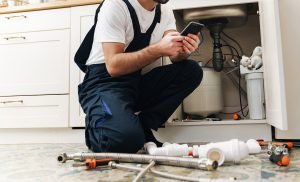 Instalatorii și electricienii folosesc ChatGPT pentru reparații casnice: de la chei la AI și cloud