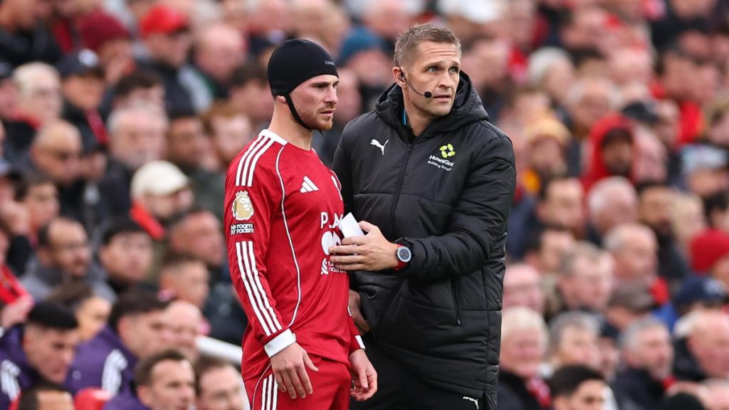 Why is Alexis Mac Allister wearing black cap in Liverpool vs Manchester United in Premier League?