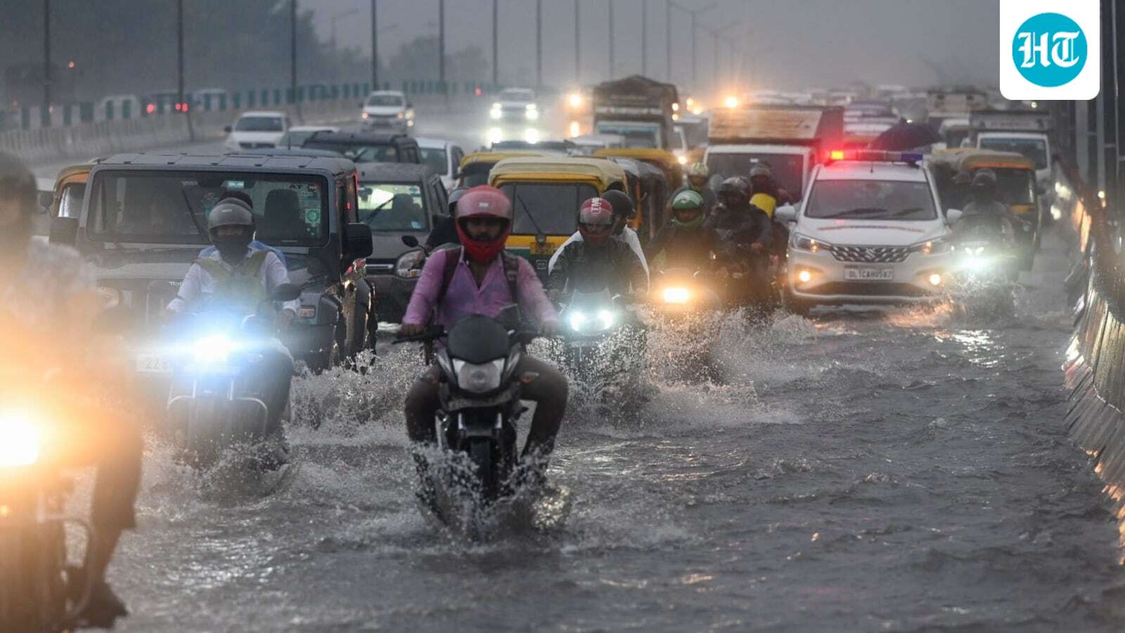 [ad_1] Furtuni și precipitații în Delhi-NCR: Alertă de cod portocalie O nouă rundă de ploi torențiale a afectat recent capitala Indiei și regiunile adiacente, provocând emiterea unei alerte de cod portocalie