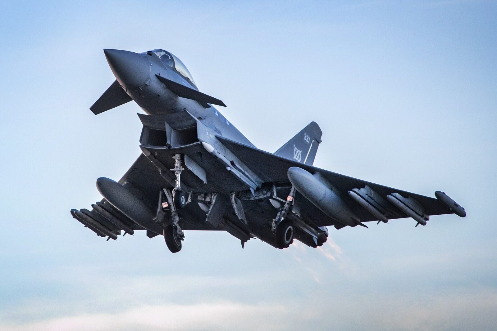 Două avioane britanice au efectuat o misiune de 12 ore alături de forțe ale SUA și NATO în apropierea frontierelor Rusiei, inclusiv o trecere prin spațiul aerian al României