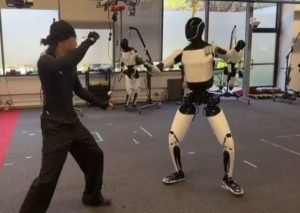 Elon Musk a postat un clip video în care robotul Tesla Optimus este arătat practicând Kung Fu – material video.