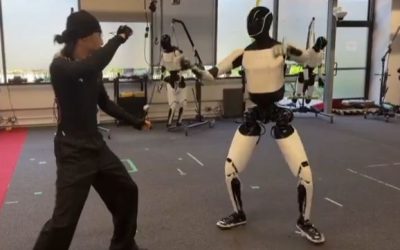 Elon Musk a postat un clip video în care robotul
