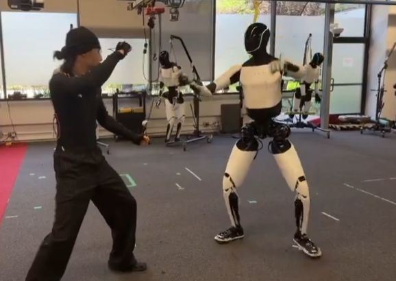 Elon Musk a postat un clip video în care robotul