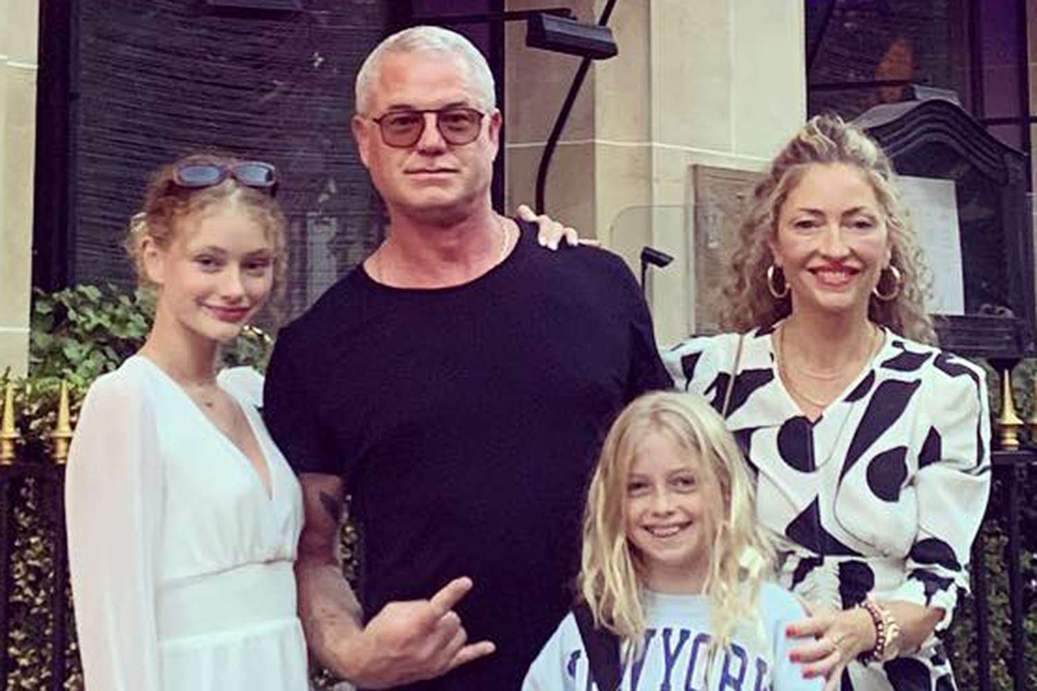 Familia lui Eric Dane abordează diagnosticul de ALS ‘pas cu pas’, spune soția sa Rebecca (Exclusiv)