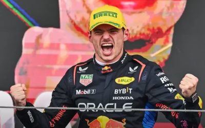 Max Verstappen, fericit pe podiumul de premiere. Pilotul celor de la RedBull este campionul mondial en-titre din Formula 1.