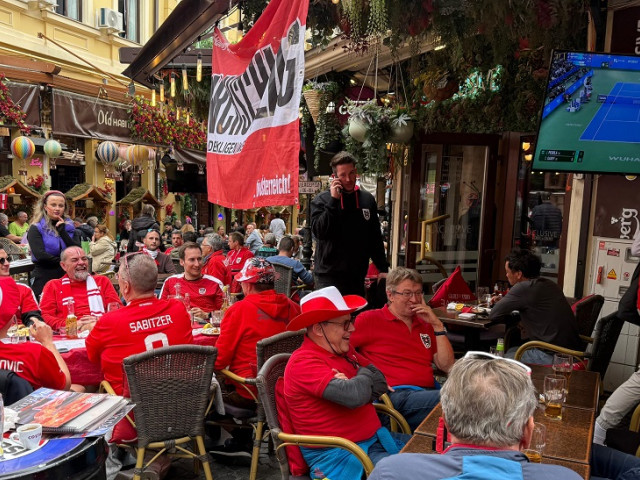 Au invadat Centrul Vechi! Fanii Austriei, show pe străzile Capitalei