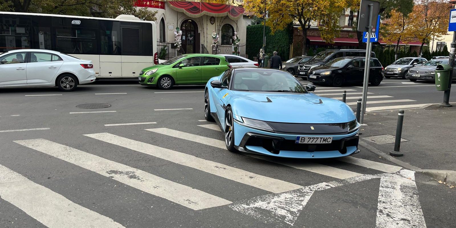 Ferrari-oprit-pe-trecerea-de-pietoni.jpeg