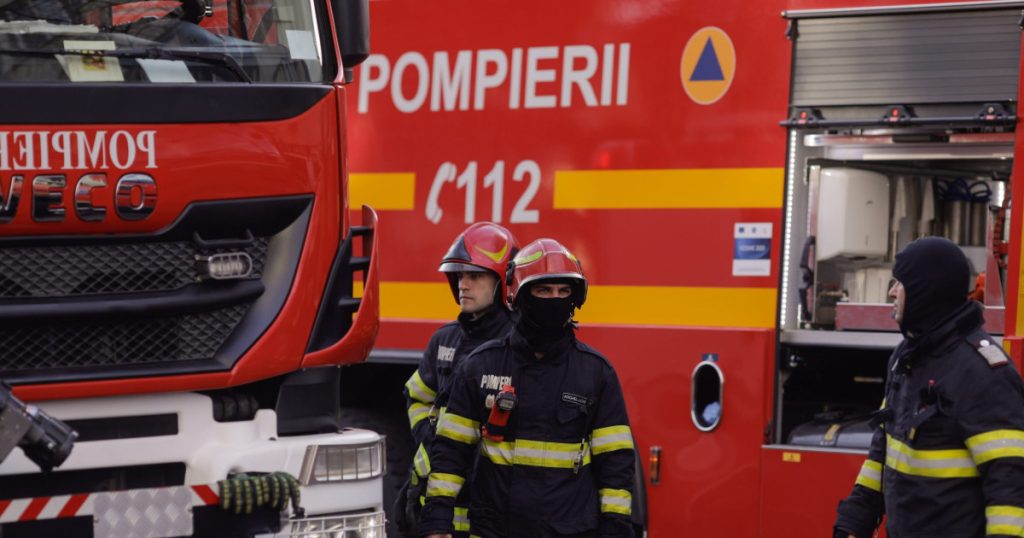 Incendiu puternic într-un bloc din centrul Iașiului. Circulația tramvaielor este blocată în zonă