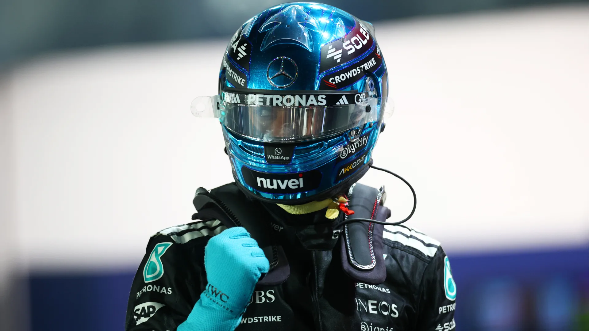 George Russell obține pole position la Marele Premiu de la Singapore, devansându-i pe Max Verstappen și Oscar Piastri.