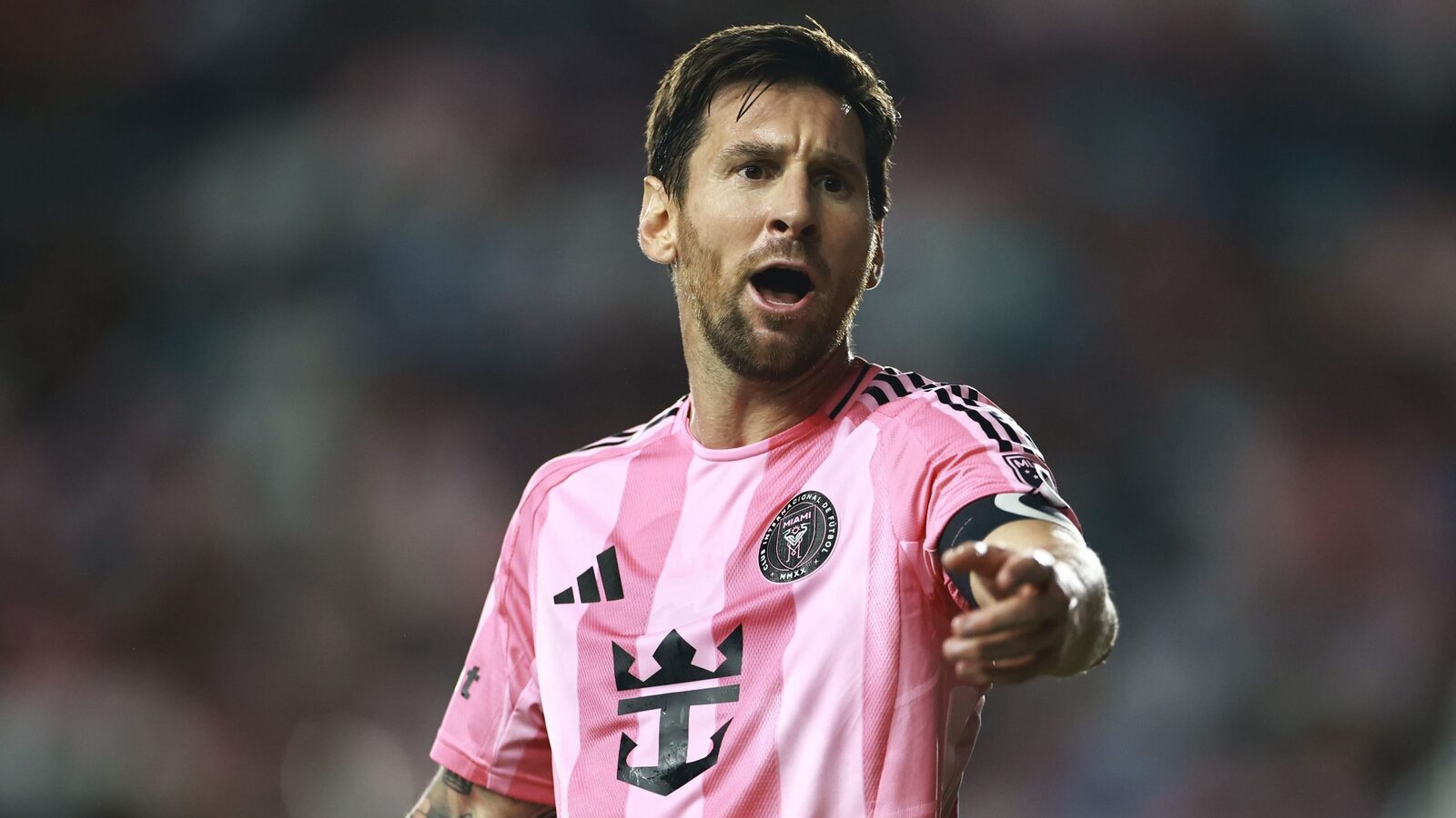 Evaluarea jucătorilor de la Inter Miami în confruntarea cu Chicago Fire: Suarez strălucește, dar Messi și echipa sa cedează, iar Chicago își asigură locul în playoff.