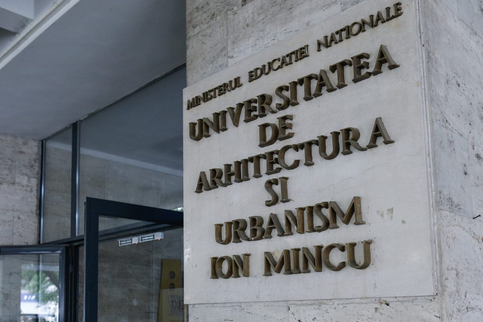 De ce cursurile de la Facultatea de Arhitectură nu au fost mutate în mediul online după avertismentul legat de infestarea cu ploșnițe. Răspunsul conducerii Universității de Artă și Management Urbanistic