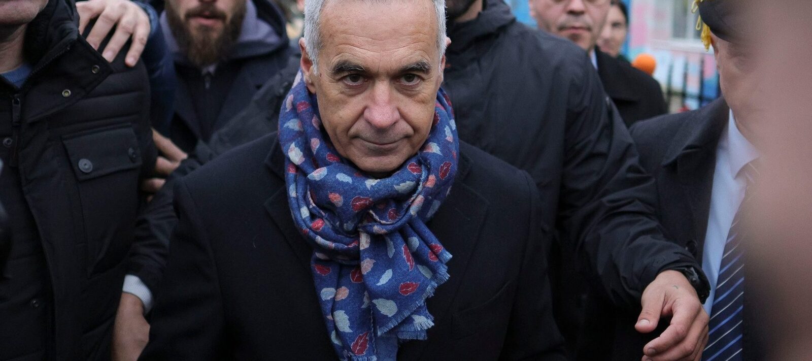 Călin Georgescu continuă sub control judiciar, fiind judecat pentru incitare la cultul persoanelor vinovate de genocid, crime împotriva umanității și crime de război, precum și pentru promovarea ideologiilor fasciste, legionare, rasiste sau xenofobe.