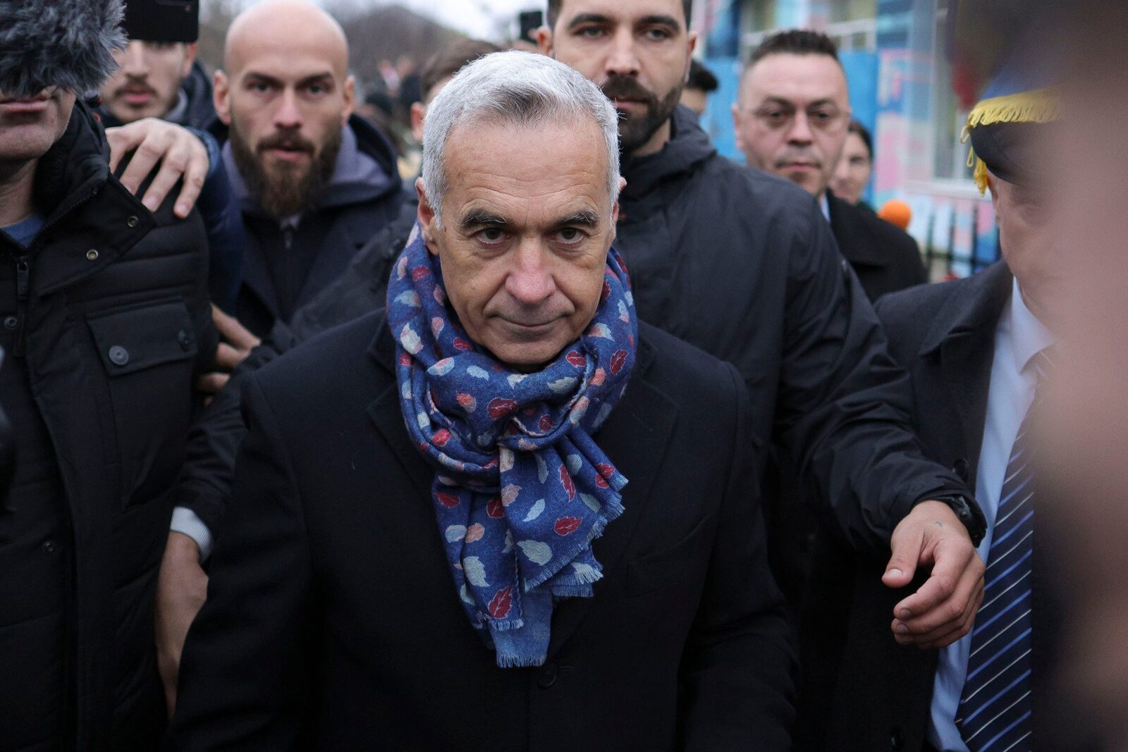 Călin Georgescu continuă sub control judiciar, fiind judecat pentru incitare la cultul persoanelor vinovate de genocid, crime împotriva umanității și crime de război, precum și pentru promovarea ideologiilor fasciste, legionare, rasiste sau xenofobe.