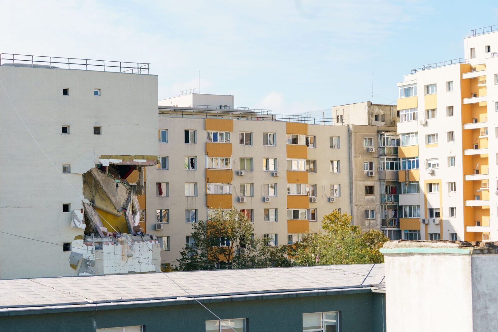 Blocul din Rahova nu poate fi demolat imediat. Expert: Este necesară o intervenție de urgență pentru a preveni prăbușirea colțului clădirii peste etajele superioare