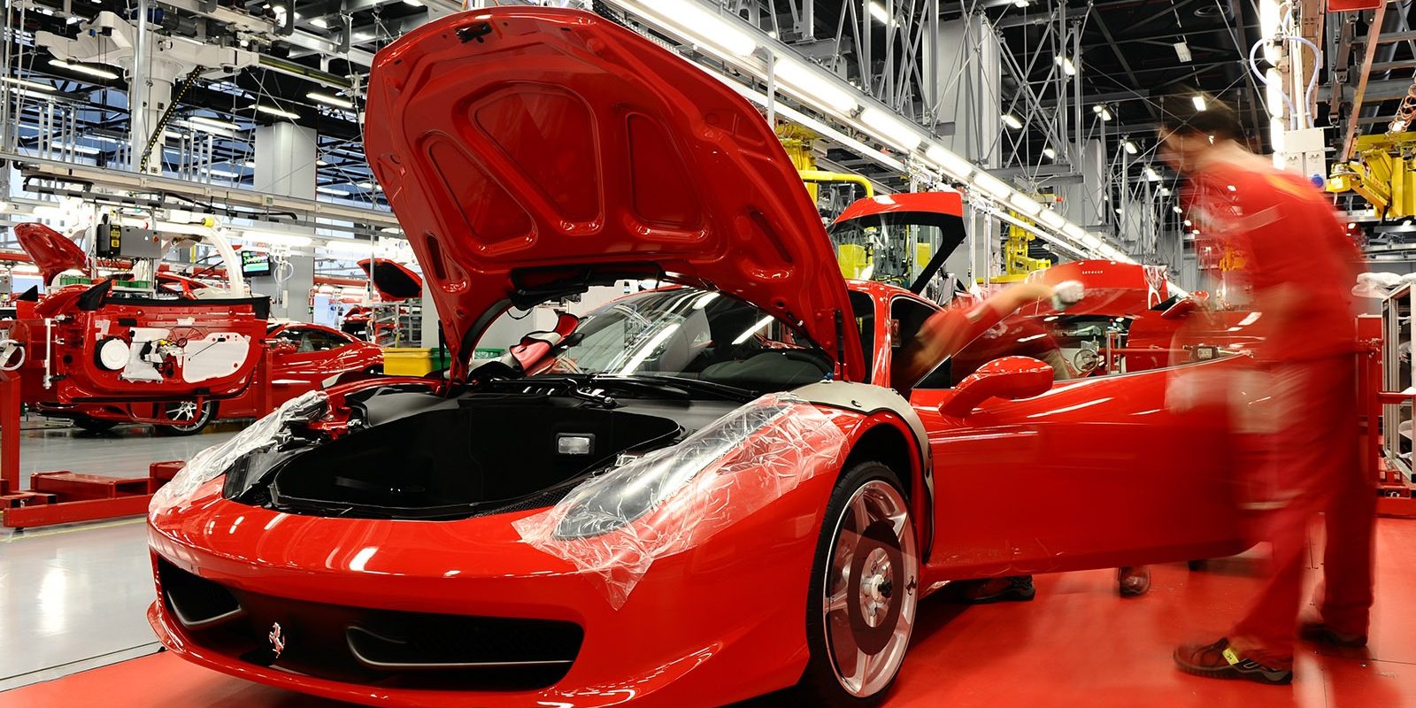 In-interiorul-fabricii-Ferrari.jpg