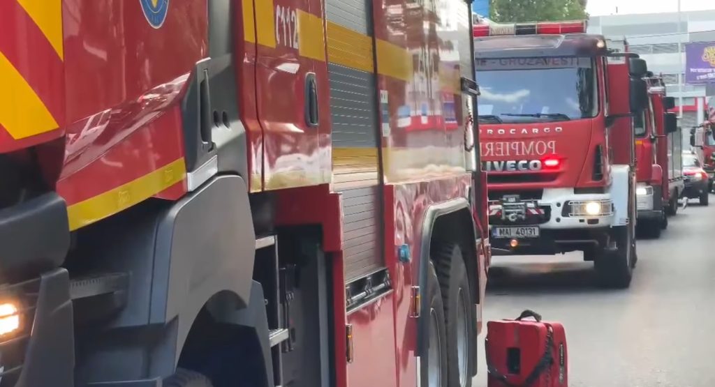 Intervenţii în Bucureşti în timpul furtunii. Copaci şi elemente periculoase pe carosabil