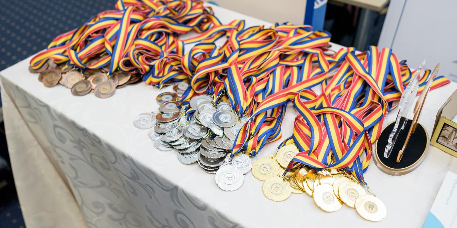 Ministerul Educației afirmă că sprijină olimpicii internaționali, după ce ministrul Daniel David menționase că aceștia pot folosi premiile pentru a-și plăti lunar bursele de merit, ca motive pentru reducerea burselor de excelență