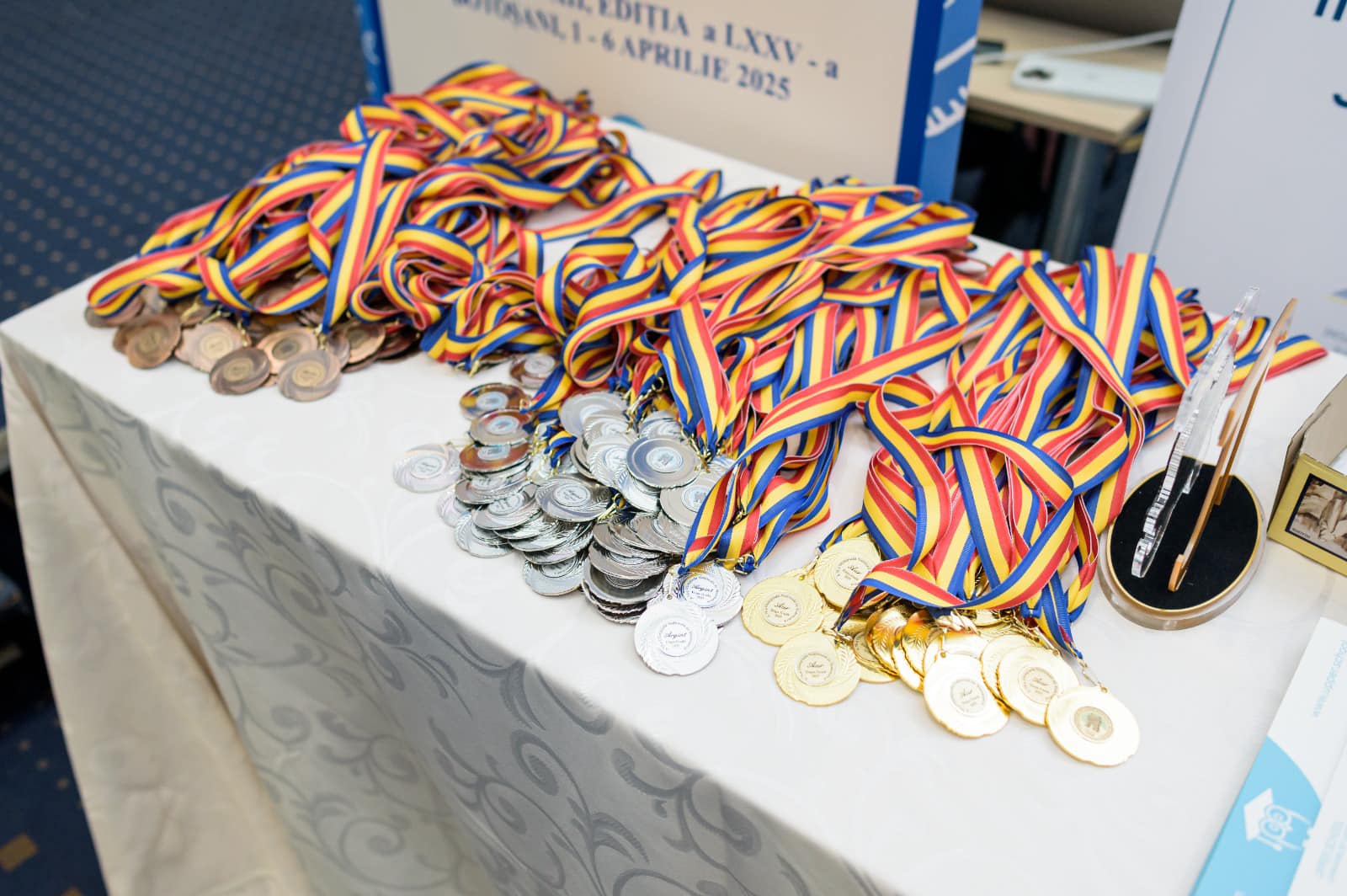 Ministerul Educației afirmă că sprijină olimpicii internaționali, după ce ministrul Daniel David menționase că aceștia pot folosi premiile pentru a-și plăti lunar bursele de merit, ca motive pentru reducerea burselor de excelență