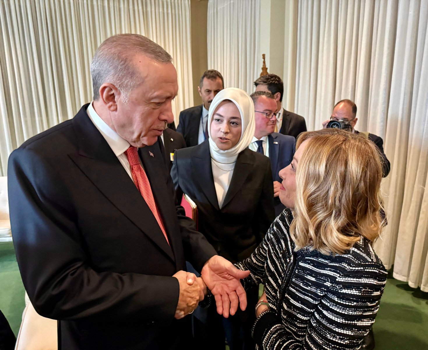Erdogan sugerează ca Meloni să renunțe la fumat, în timp ce Macron crede că este o luptă inutilă / Meloni a făcut o glumă, spunând că dacă s-ar opri din fumat, ar putea provoca moartea cuiva