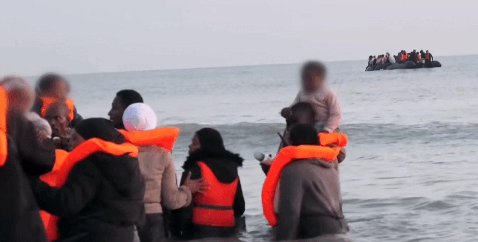 [ad_1] O ambarcațiune cu aproximativ 35 de migranți, plecați din Libia, s-a scufundat în largul Mării Mediterane centrale, lăsând în urmă o persoană confirmată decedată și peste 20 de persoane dispărute, a anunțat duminică Nicola Dell’Arciprete, coordonator al UNICEF pentru Italia, citat de agenția de știri Reuters