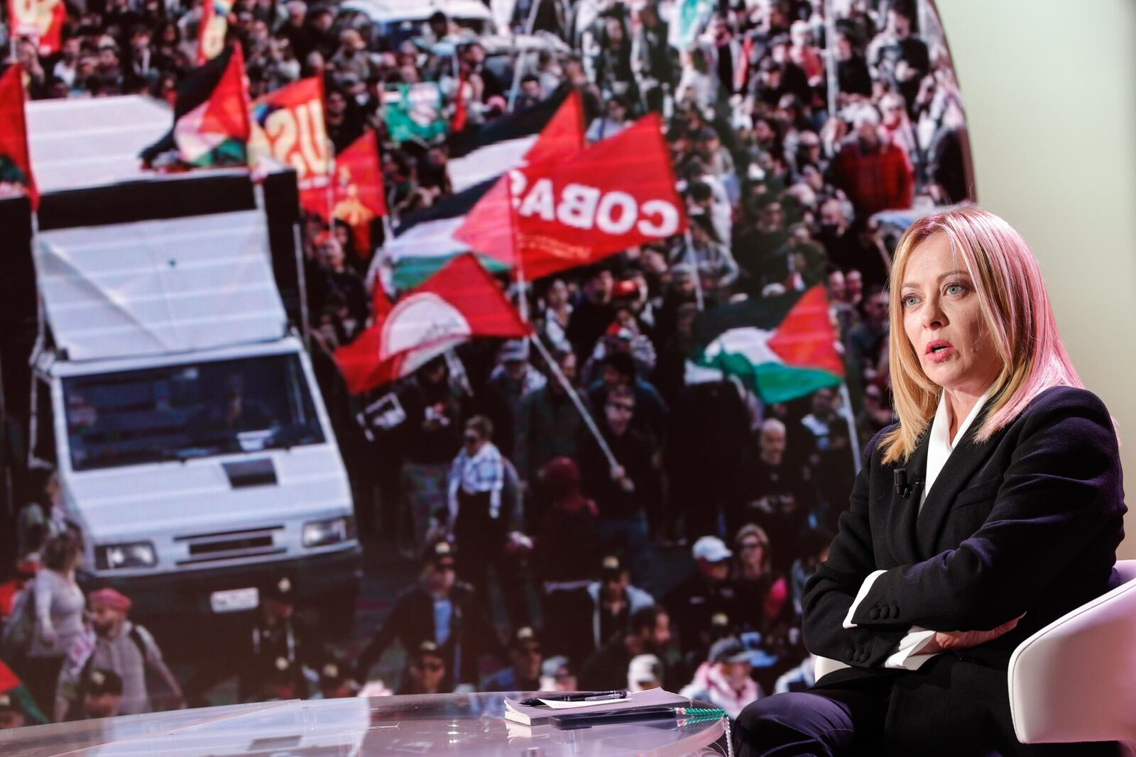[ad_1] La denuncia la Corte penale internațională Un nou caz a stârnit controverse, odată cu declarațiile președintelui Consiliului Italian, Giorgia Meloni, care a anunțat că ea și alți membri ai guvernului au fost denunțați pentru „concurso in genocidio” la Cortea penale internațională (CPI)