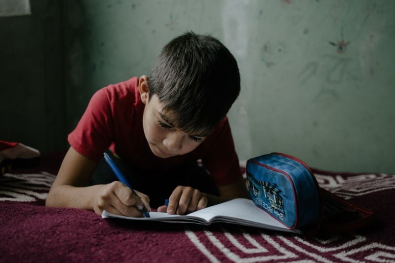 Peste o treime dintre copiii din România trăiesc în condiții de sărăcie, conform unui studiu realizat de organizația Salvați Copiii România, cu un procent de până la 75,8% în rândul celor ale căror părinți au nivel educațional redus