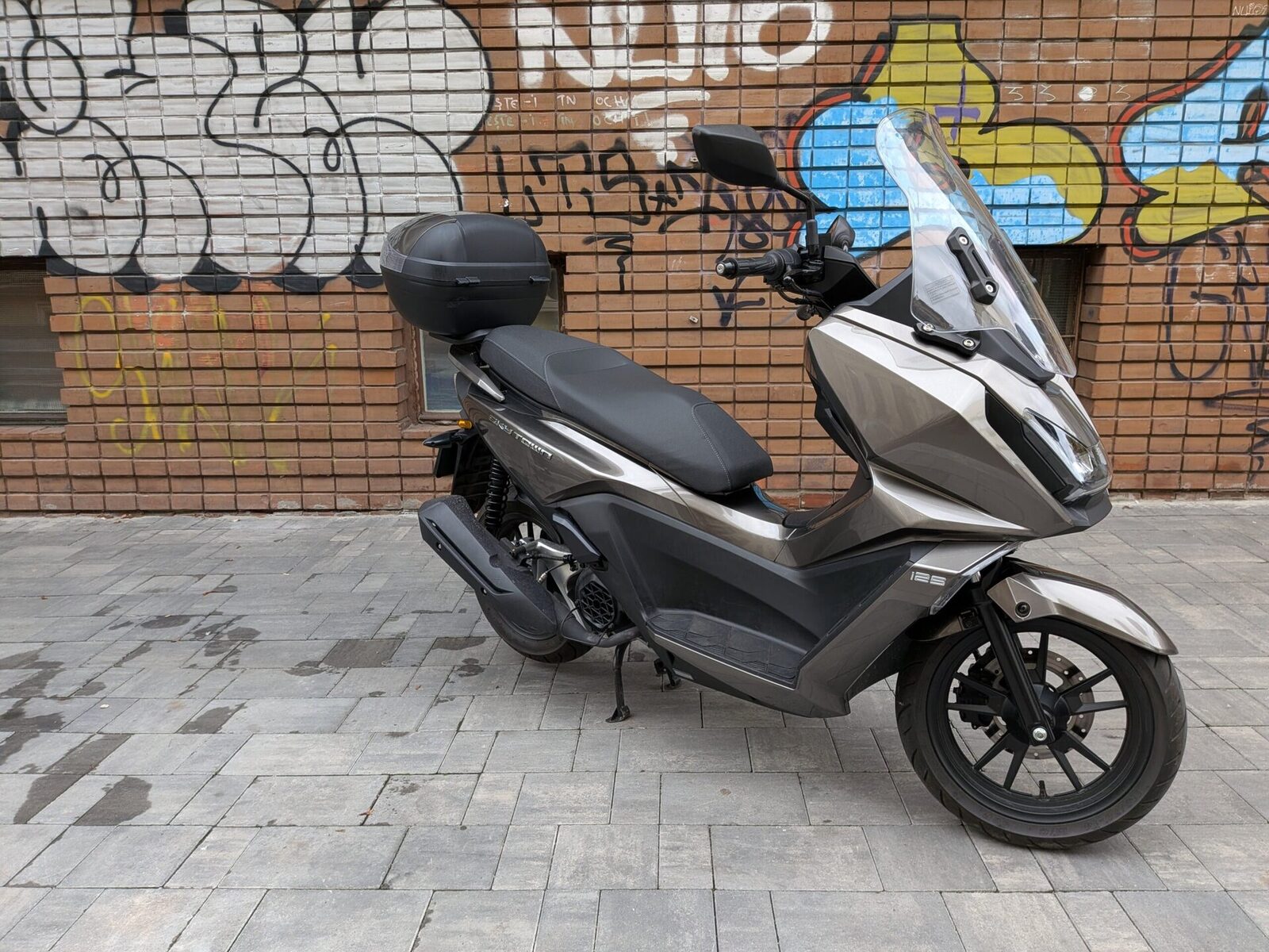 Recenzie video a motocicletei Kymco SkyTown 125, un model taiwanez cu inspirație japoneză și accent pe funcționalitate în utilizarea zilnică