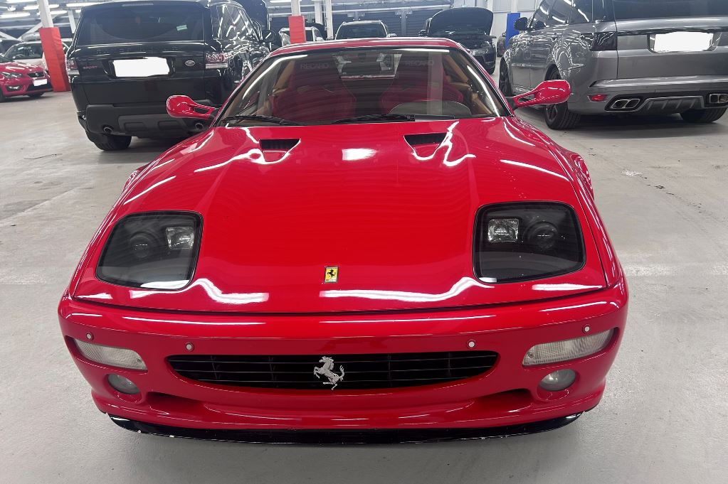 Un italian vinde un Ferrari de 165.000 de euro unor români, însă ulterior se descoperă că cecurile folosite erau false și banca emitentă nu exista; șapte persoane au fost arestate în Italia, iar autovehiculul a fost recuperat din Timiș