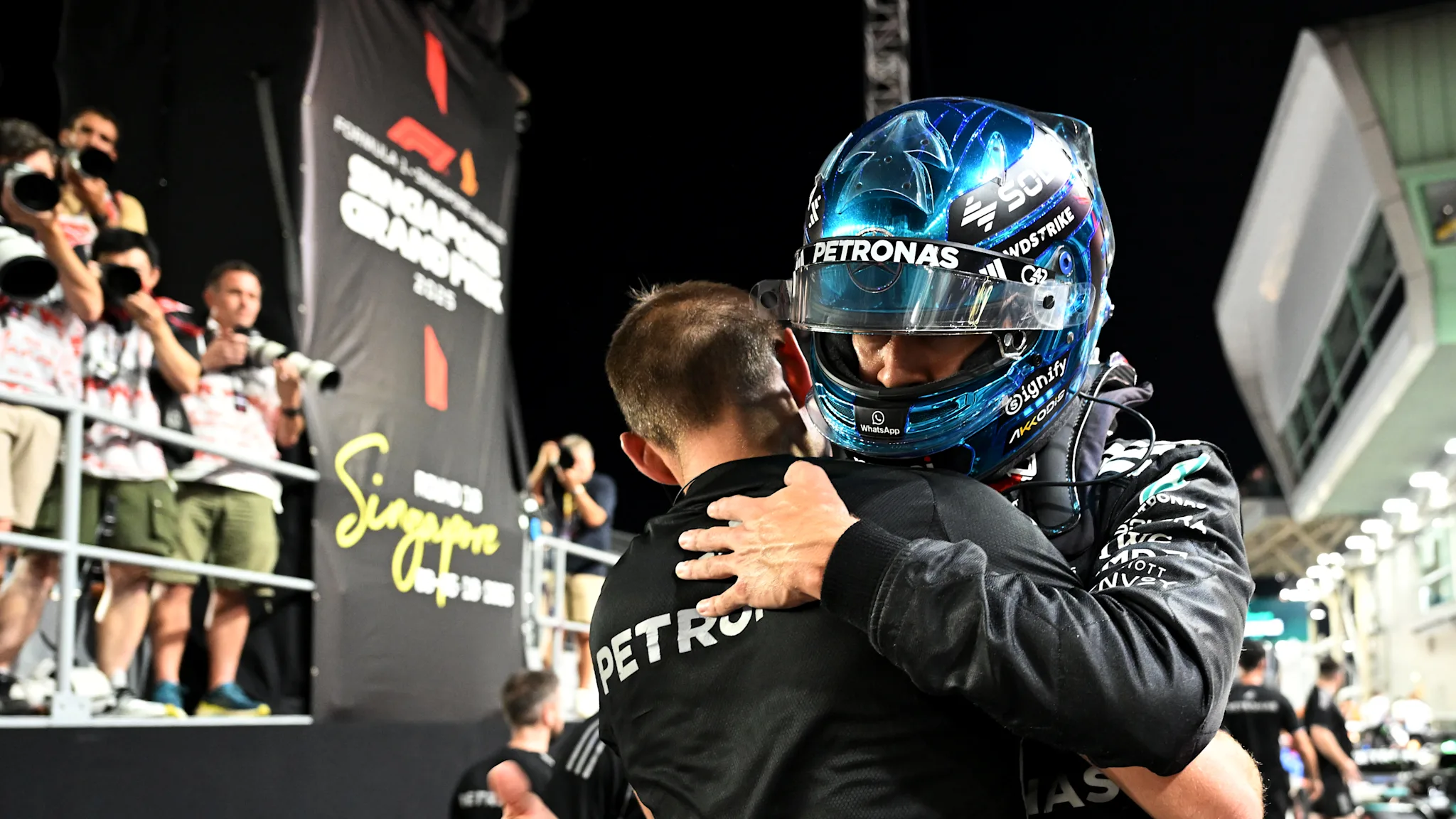 Russell înfruntă pe Verstappen și Piastri, câștigând pole-ul în calificările din Singapore pentru 2025.