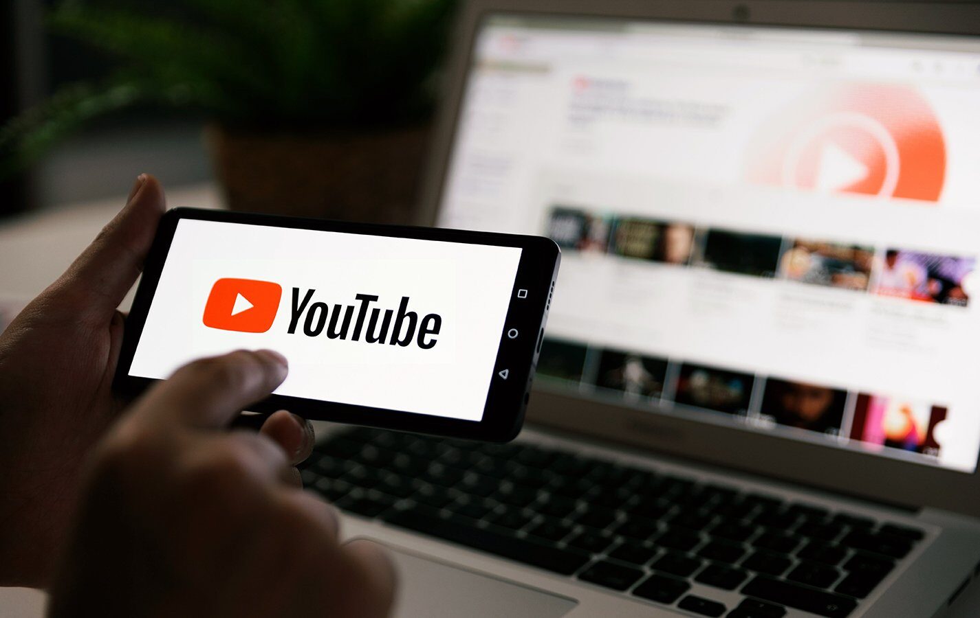 [ad_1] YouTube a lansat o serie de actualizări vizuale și funcționale menite să îmbunătățească experiența utilizatorilor, în special printr-un player video redesenat și controale simplificate