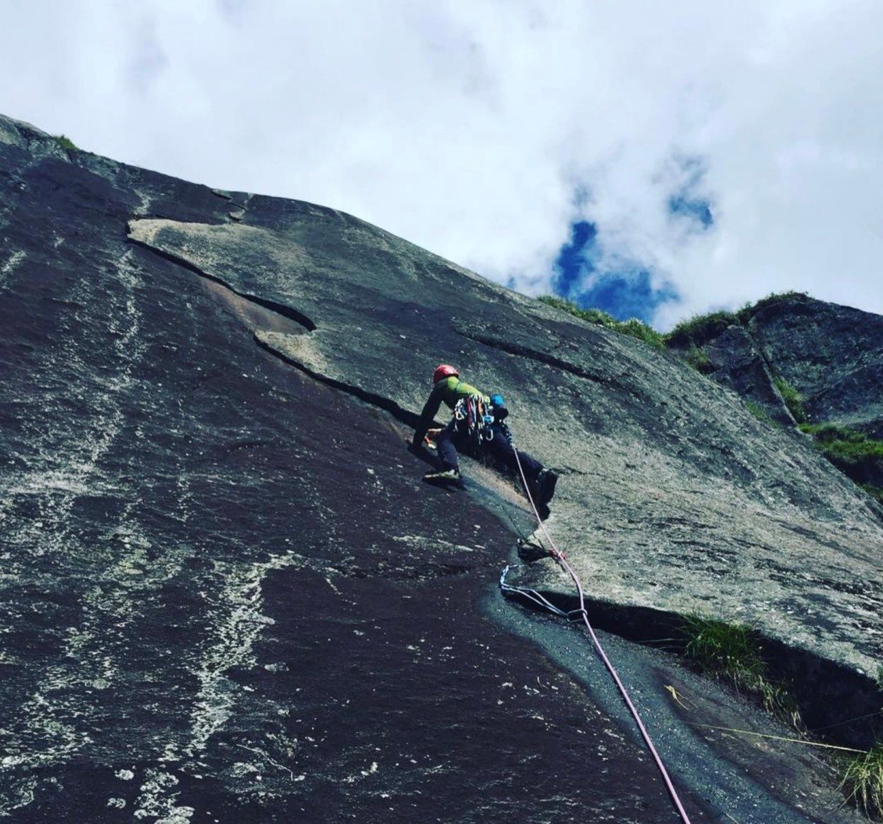 Tânărul american Balin Miller, în vârstă de 23 de ani, a decedat în timpul escaladei pe traseul El Capitan din Parcul Național Yosemite, după ce a căzut de la 700 de metri, incident transmis în direct pe platforma TikTok