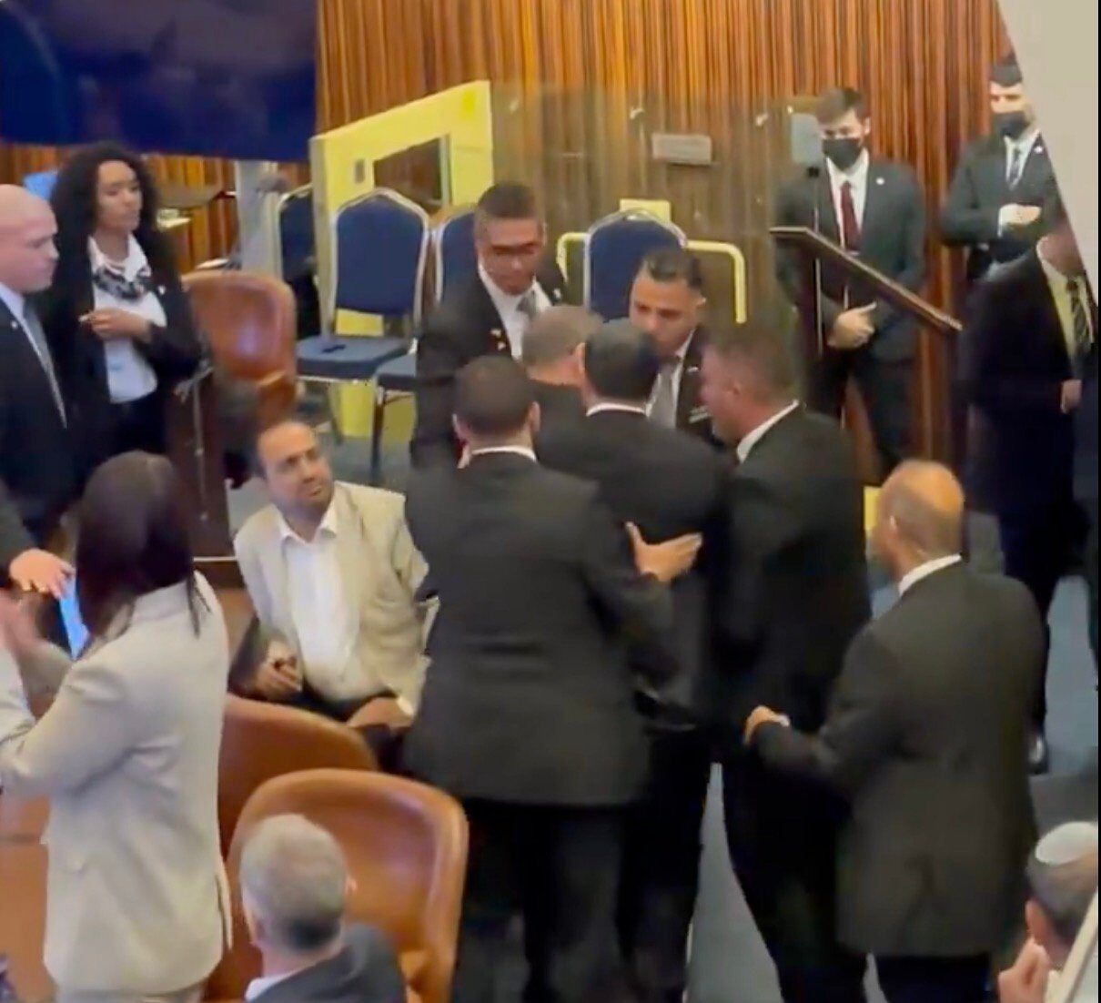 Video: Trump susține „Recunoașteți Palestina” în timpul discursului din Knesset, întrerupt temporar de doi deputați, iar forțele de ordine l-au evacuat rapid din sală