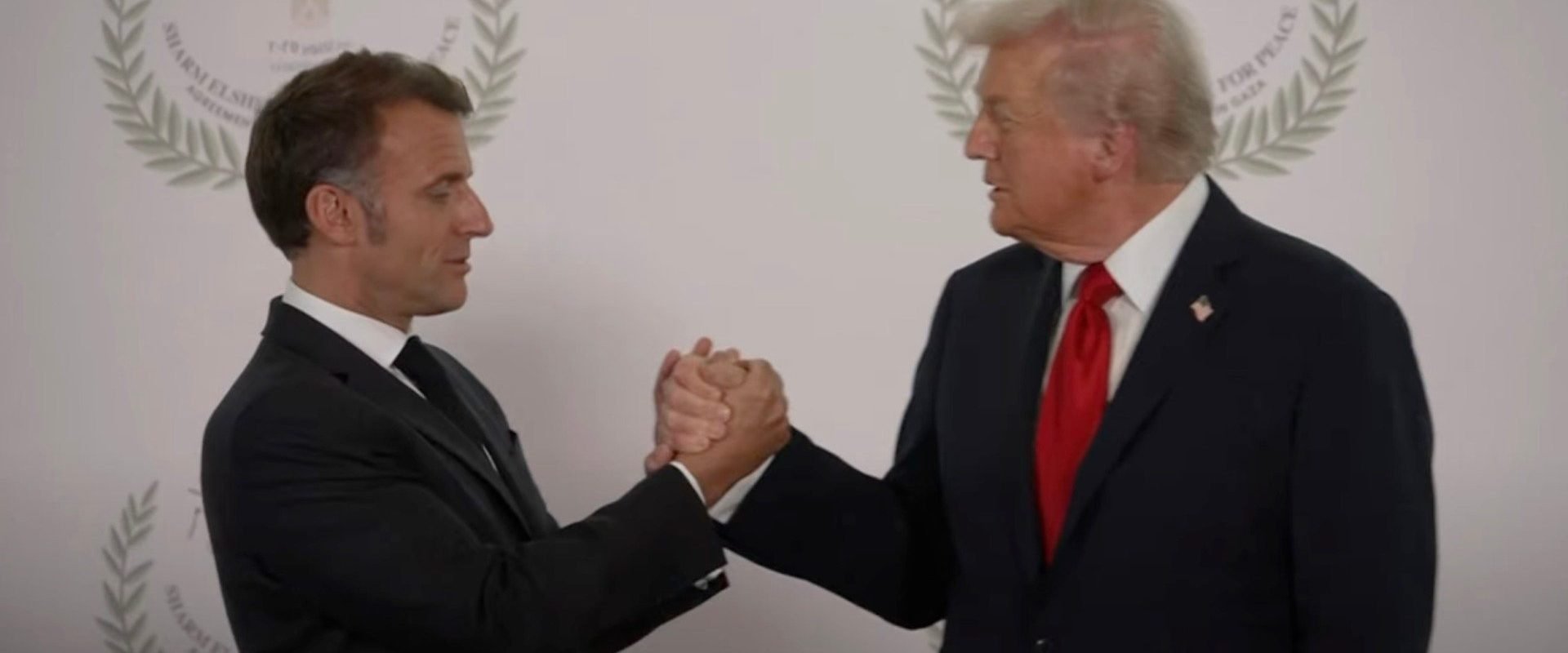 [ad_1] La întâlnirea lor de luni, la summitul pentru Gaza desfășurat în Egipt, președintele american Donald Trump și președintele francez Emmanuel Macron au avut o strângere de mână de durată, care a atras rapid atenția pe rețelele sociale