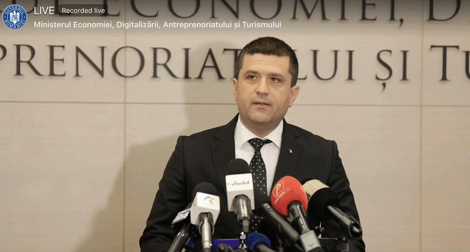 [ad_1] Luni, plenul Senatului va analiza şi va decide asupra moţiunii simplă în care Radu Miruţă, ministrul Economiei, Digitalizării, Antreprenoriatului şi Turismului, este imputat pentru “lipsa de perspectivă, ineficienţă managerială, politizare excesivă şi incapacitatea de a apăra interesele economice şi strategice ale României”, conform Agerpres.Petrişor Peiu, liderul grupului senatorial al AUR, a propus, miercuri, în plen, moţiunea simplă numită “Ministrul Radu-Dinel Miruţă, proba palpabilă că USR şi PSD – PNL sunt una şi aceeaşi mizerie