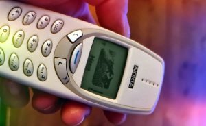 Telefoanele cu butoane, noua revoluție împotriva smartphone-urilor