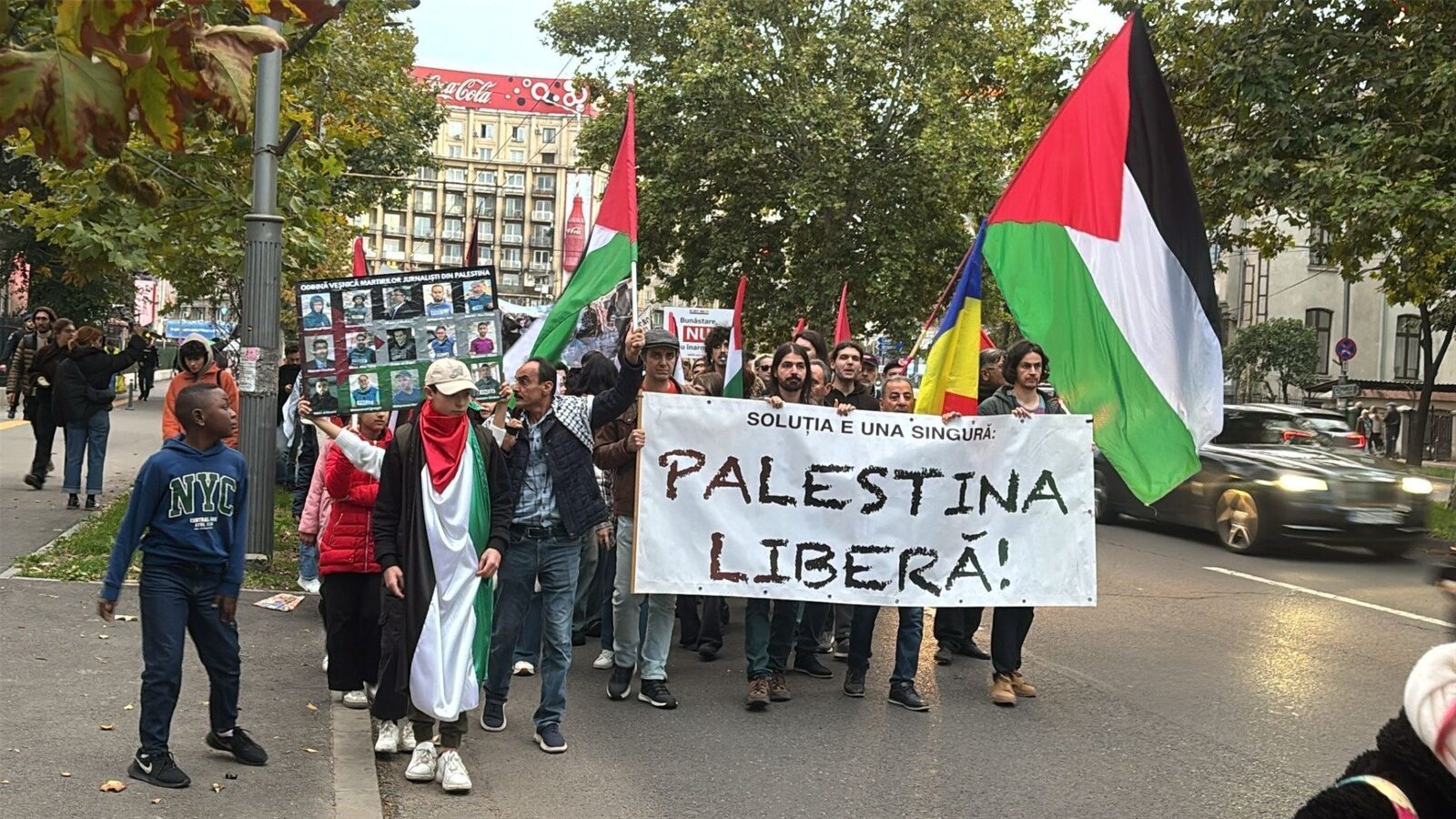 Aproximativ 600 de protestatari pro-Palestina, în mare parte tineri, defilează în București, scandând „Palestina liberă”, „Stop masacrului din Gaza” și „Netanyahu, criminal, așteptat la tribunal”