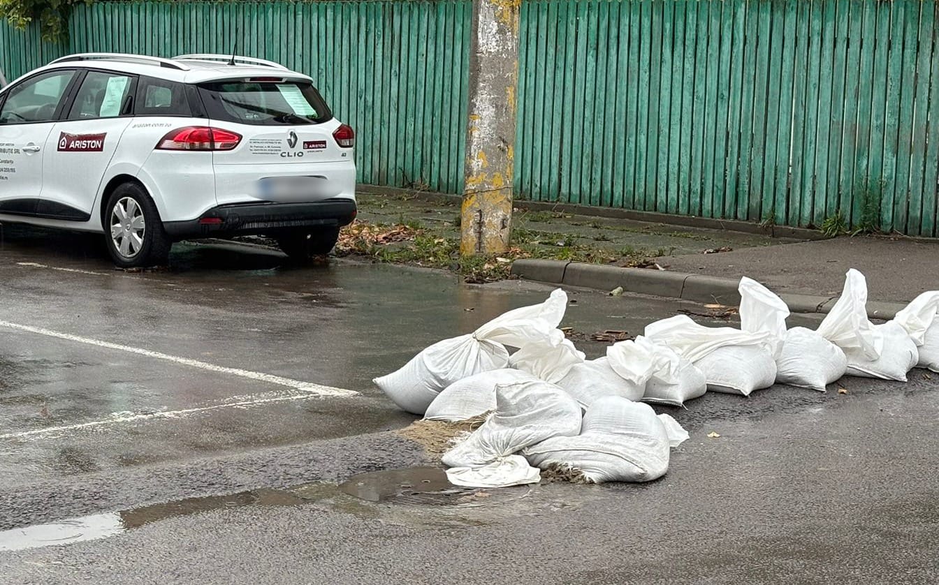 Primăria Constanța face un apel către locuitori să nu mai mute sau să distrugă sacii cu nisip de pe zonele expuse riscului de inundații / Avertizare de cod roșu pentru ploi torențiale valabilă începând de marți seara în județul Constanța